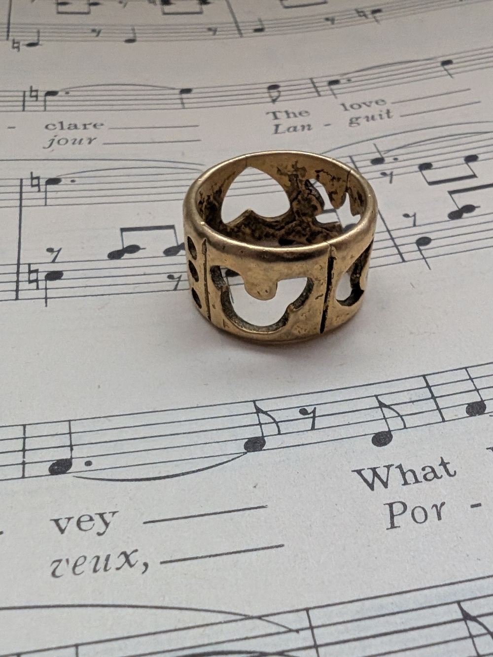 Gold Moon Cutout Band Ring - Goldtone Women's Jewelry Size 6 - Picture 8 of 15